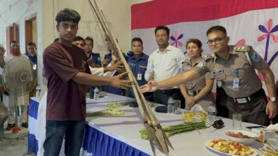 রক্তপাত ছেড়ে শান্তির পথে, অস্ত্র জমাদানকারীদের ফুল দিল প্রশাসন