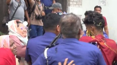 আদালতে হত্যা মামলার আসামির ওপর ডিম নিক্ষেপ