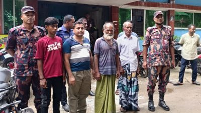 সীমান্তের সেই বৃদ্ধকে পরিবারের কাছে হস্তান্তর