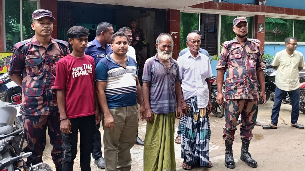 সীমান্তের সেই বৃদ্ধকে পরিবারের কাছে হস্তান্তর