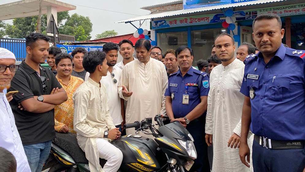 ছাত্রদল নেতার মোটরসাইকেল থানায় দিলেন এমপি আশফাক