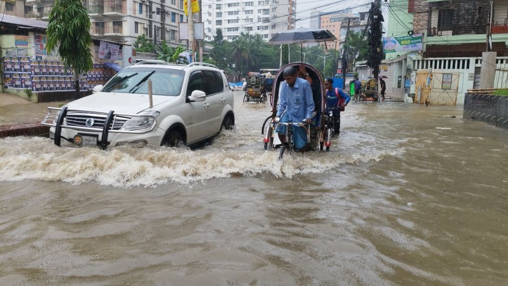 চট্টগ্রামে ৬ ঘণ্টায় ৬৪ মিলিমিটার বৃষ্টিপাত, জলাবদ্ধতা সৃষ্টি