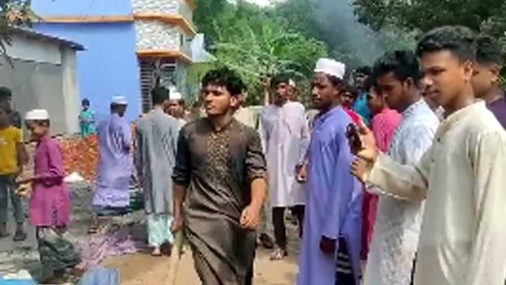 মাদক কারবারির বাড়িঘর গুঁড়িয়ে দিল বিক্ষুব্ধ জনতা