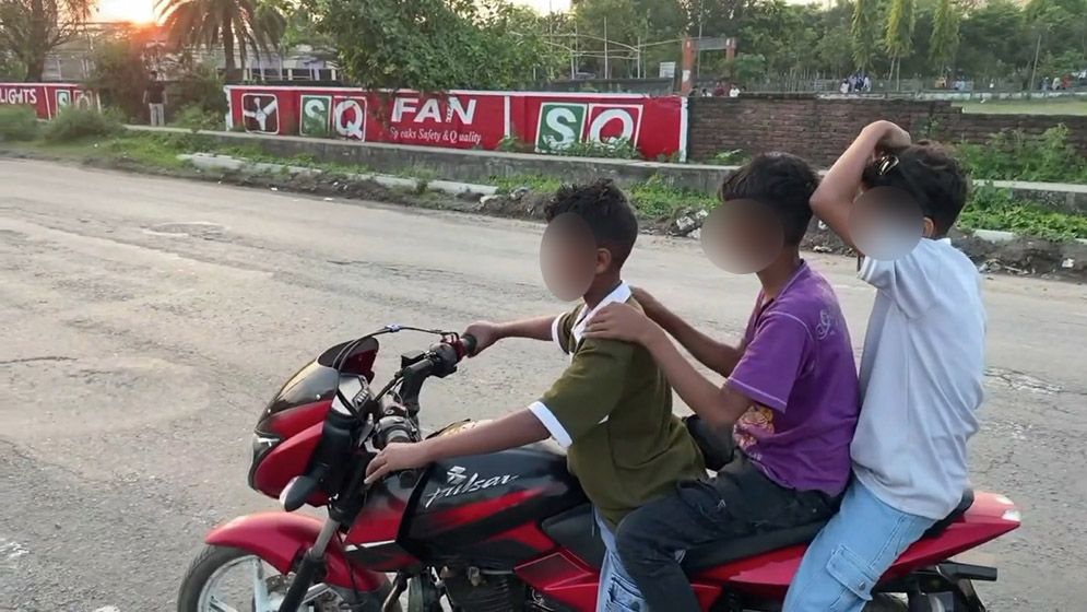 চালকের আসনে শিশু-কিশোররা, বাড়ছে অপরাধ-দুর্ঘটনা