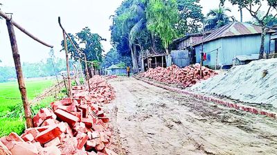 রাস্তায় ভাড়ায় বিছানো ইট তুলে নিলেন ঠিকাদার