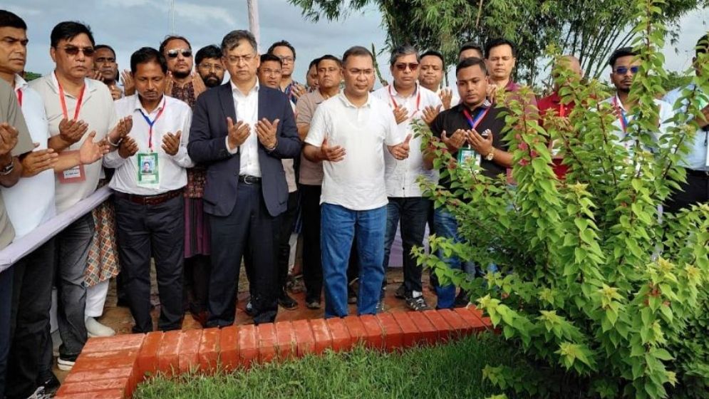 শহীদ ওয়াসিমের কবর জিয়ারত করেছেন প্রধানমন্ত্রী