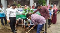আমি ‘গেরামের’ ছেলে, দেন কোদাল দেন: গাজীপুরের ডিসি