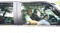 স্বরাষ্ট্রমন্ত্রীকে পাশে বসিয়ে গাড়ি চালালেন প্রধানমন্ত্রী