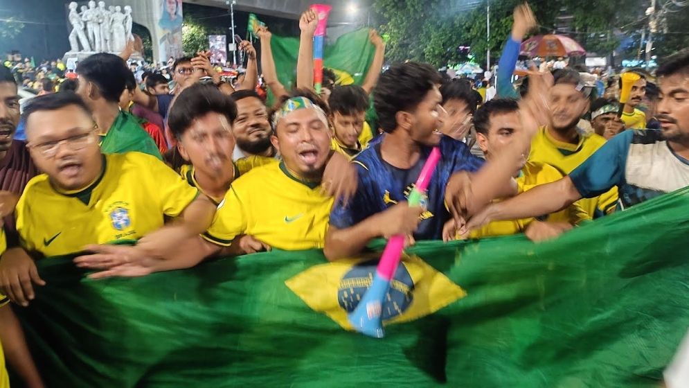 ‘হেক্সা বনাম সেভেন আপ’ স্লোগানে রাতভর উত্তাল টিএসসি