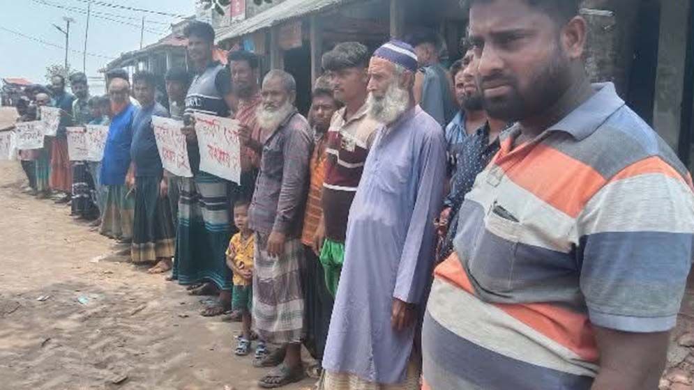 ইমামের বিরুদ্ধে আপত্তিকর কাজের অভিযোগ