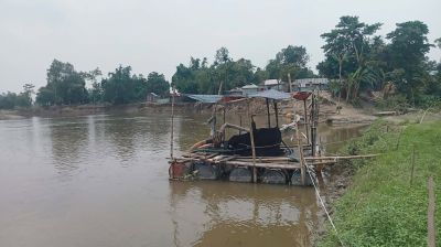 ভাঙন ঠেকাতে নদীর ভাঙা স্থান থেকেই বালু উত্তোলন!