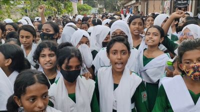 ছাত্রীর শ্লীলতাহানির অভিযোগে পিরোজপুরে শিক্ষকের বিরুদ্ধে শিক্ষার্থীদের বিক্ষোভ