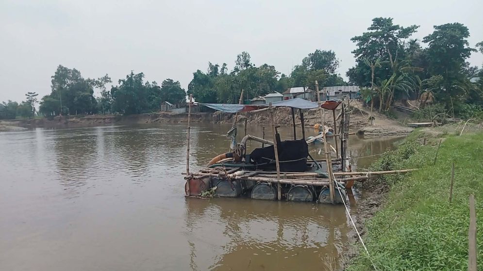 ভাঙন ঠেকাতে নদীর ভাঙা স্থান থেকেই বালু উত্তোলন!