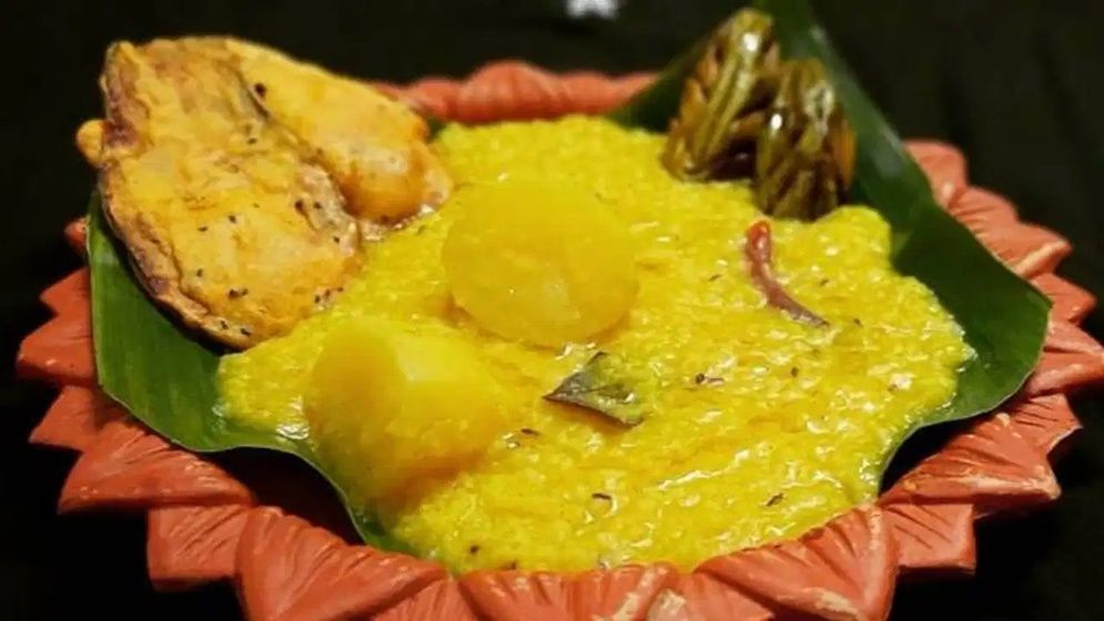 বৃষ্টির দিনে গরম গরম ধোঁয়া ওঠা খিচুড়ি এক অদ্ভুত তৃপ্তি, জেনে নিন রেসিপি