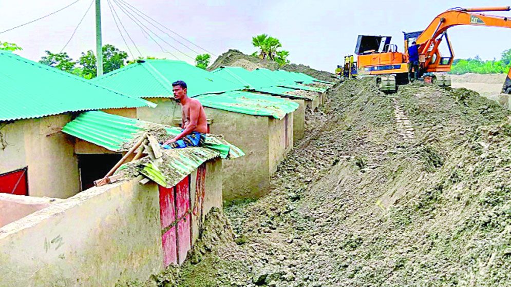 আশ্রয়ণের ২শ ঘর মাটির চাপে ক্ষতিগ্রস্ত