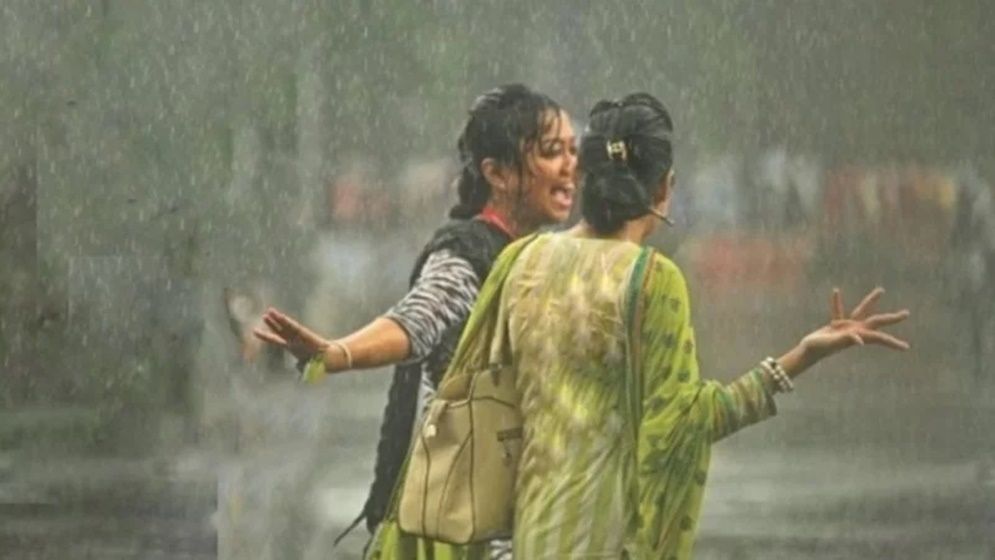 বৃষ্টিতে ভেজায় আসতে পারে জ্বর সর্দি-কাশি, নিজেকে সুরক্ষিত রাখবেন যেভাবে