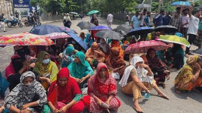 মহাখালী-তেজগাঁও সড়ক অবরোধ করে পোশাকশ্রমিকদের বিক্ষোভ