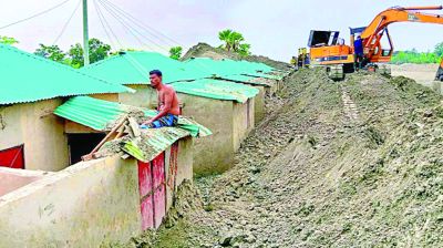 আশ্রয়ণের ২শ ঘর মাটির চাপে ক্ষতিগ্রস্ত