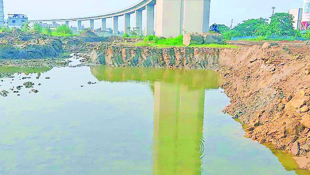 রেলসেতুর পিলারের গোড়া থেকে মাটি কেটে বিক্রি