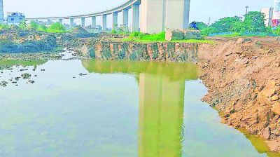 রেলসেতুর পিলারের গোড়া থেকে মাটি কেটে বিক্রি