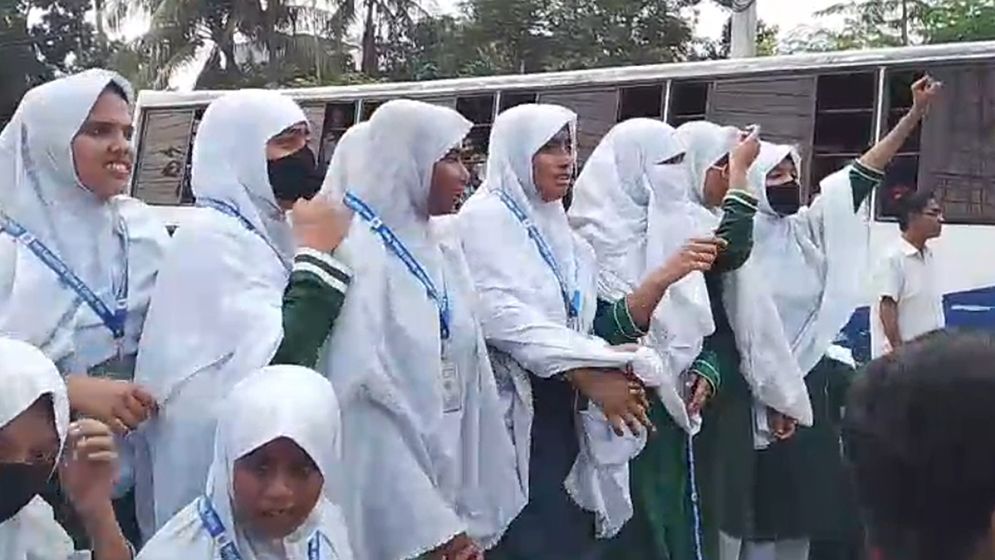 শিক্ষার্থীদের ‘ভিখারি’ বলে বকাঝকা, অধ্যক্ষের পদত্যাগ দাবিতে বিক্ষোভ