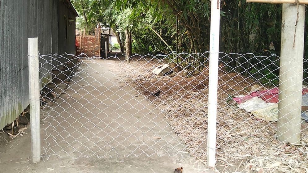 বগুড়ায় সড়কে বেড়া দিলেন বিএনপি নেতা