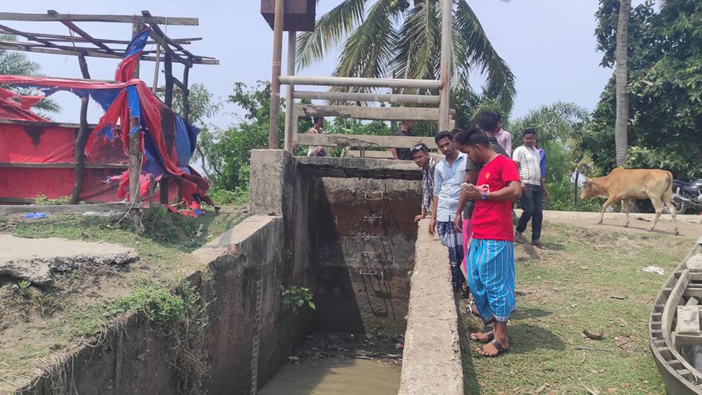 স্লুইস গেটে সাঁতার কাটতে গিয়ে মাদ্রাসাছাত্র নিখোঁজ