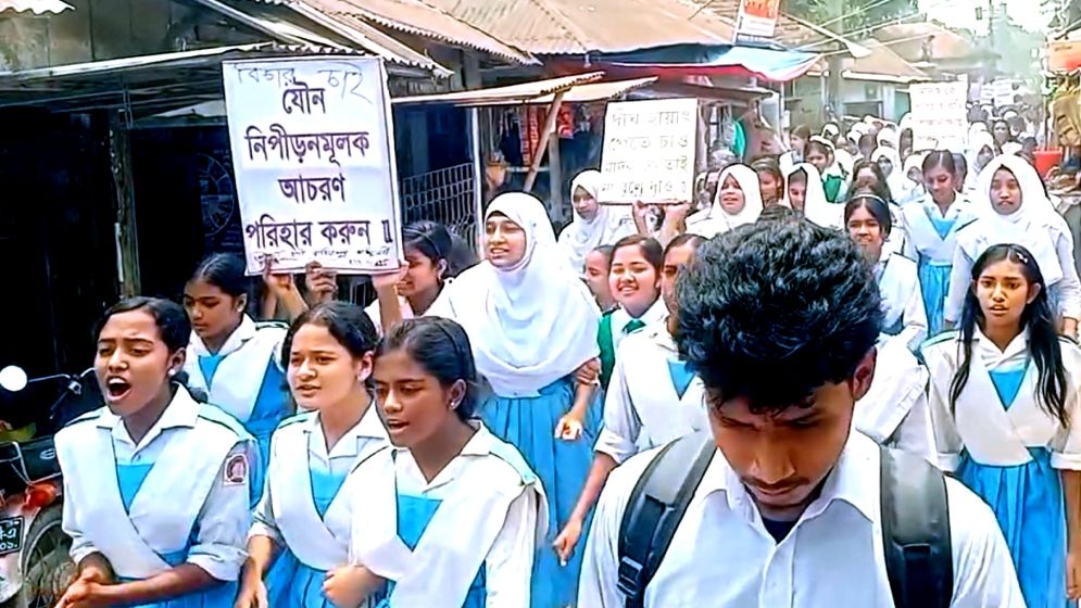 শিক্ষার্থীর শ্লীলতাহানির অভিযোগে বিক্ষোভ, অভিযুক্ত শিক্ষকের দাবি ‘চক্রান্ত’