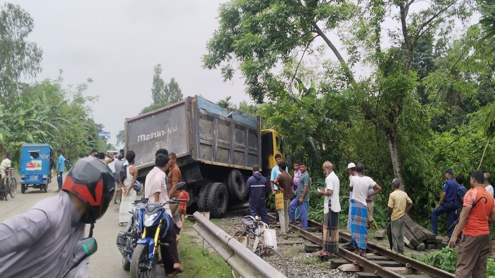 কুড়িগ্রামে রেললাইনের উপর বালুভর্তি ড্রাম ট্রাক, চলছে মেরামতের কাজ