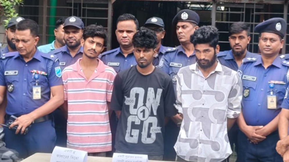 ঢাকা-মাওয়া মহাসড়কে ছুরিকাঘাতে যুবক হত্যা, ৩ ছিনতাইকারী গ্রেফতার