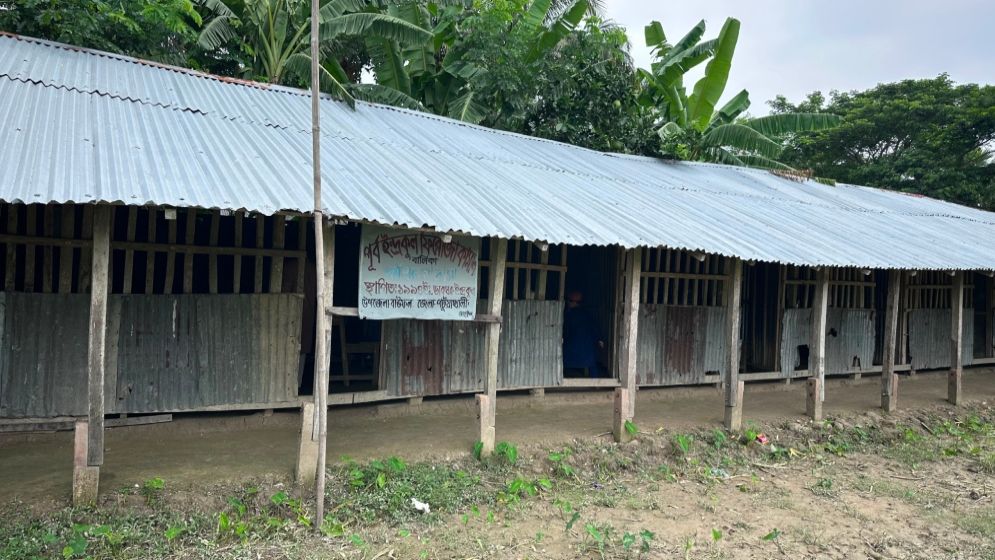 ৫ শিক্ষার্থীর জন্য ১৭ শিক্ষক-কর্মচারী
