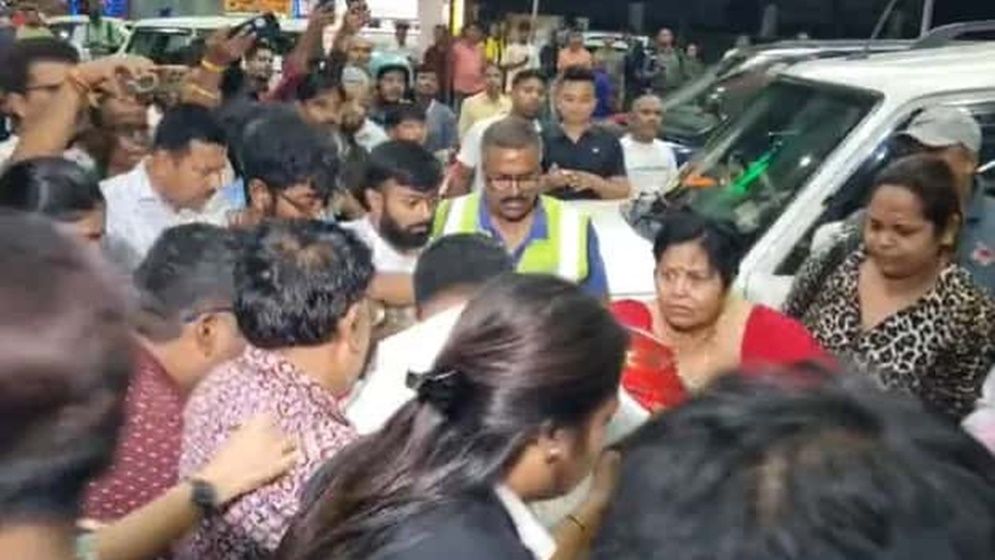 ডিম নিয়ে অপেক্ষা, কলকাতা বিমানবন্দরে তৃণমূল-বিজেপি সমর্থকদের সংঘর্ষ