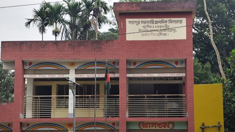 মেডিকেল ছুটি নিয়ে স্বামীর সঙ্গে প্রবাসে শিক্ষিকা