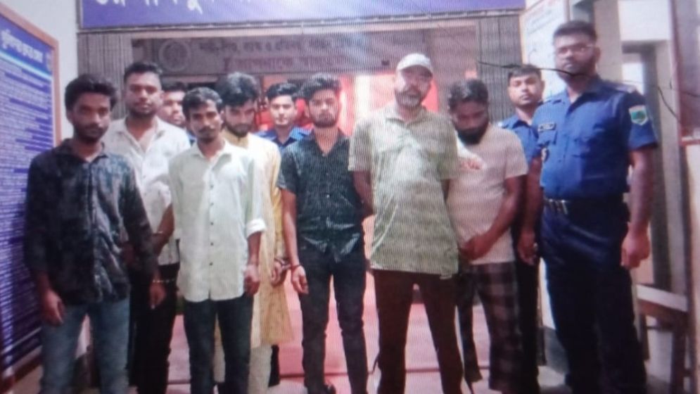 মাদক সেবনকালে পৌর কর্মকর্তা-শিক্ষকসহ আটক ৭