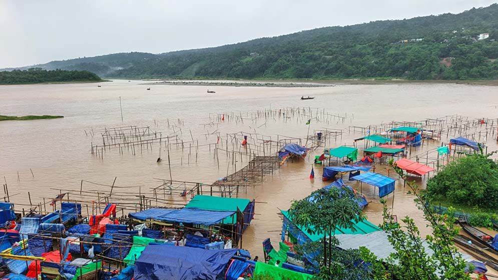 পাহাড়ি ঢলে ভেসে গেছে জাফলংয়ের শতাধিক দোকান