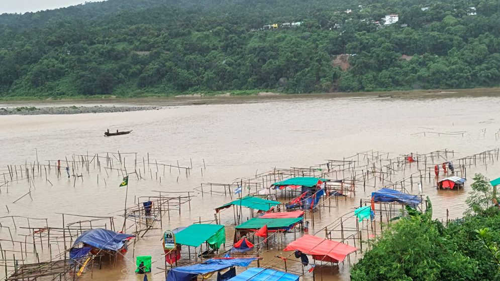 সিলেটের নিম্নাঞ্চলে বাড়ছে পানি, সাদাপাথর পর্যটন বন্ধ ঘোষণা