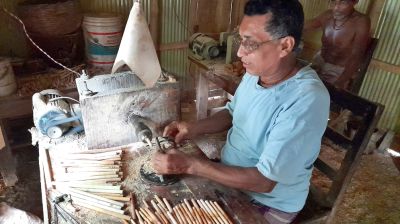 দেড় টাকার পুঁজি নিয়ে শুরু, এখন ইউরোপ-আমেরিকায় ফকিরহাটের কাঠের কলম