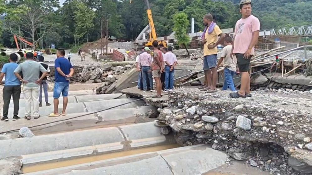 ভারী বৃষ্টিতে বিপর্যস্ত পশ্চিমবঙ্গের উত্তরবঙ্গ