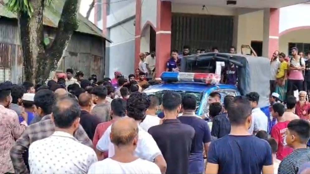 শিশু ছাত্রীকে নিপীড়নের অভিযোগে শিক্ষক অবরুদ্ধ, সুপারসহ আহত ১০