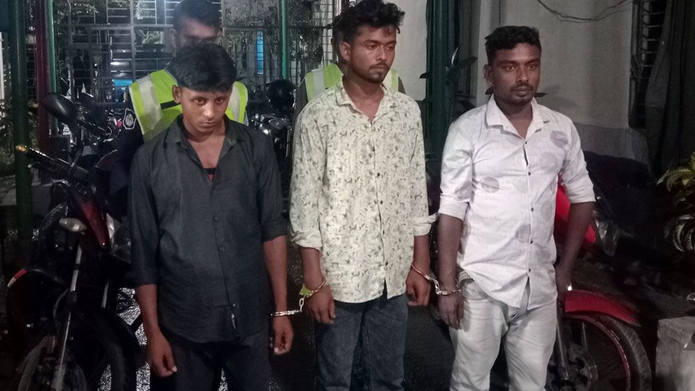 কেরানীগঞ্জে ৪ কোটি ৬৩ লাখ টাকা মূল্যের স্বর্ণের বার উদ্ধার, আটক ৩