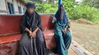 স্ত্রীর স্বীকৃতি দাবিতে যুবকের বাড়িতে তরুণীর সঙ্গে মায়ের অনশন