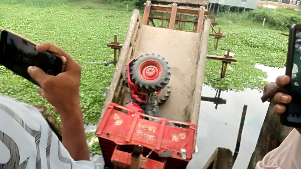 ব্রিজ ভেঙে বালুবাহী ট্রাক্টর খালে, চালক নিহত