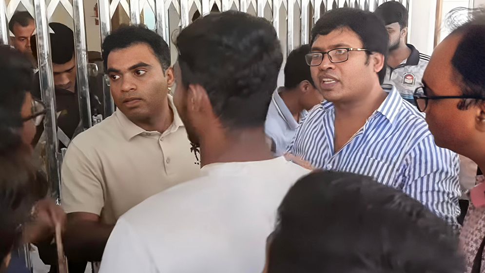 সিনিয়র শিক্ষার্থীর ওপর হামলার বিচার দাবিতে জাককানইবিতে প্রশাসনিক ভবনে তালা