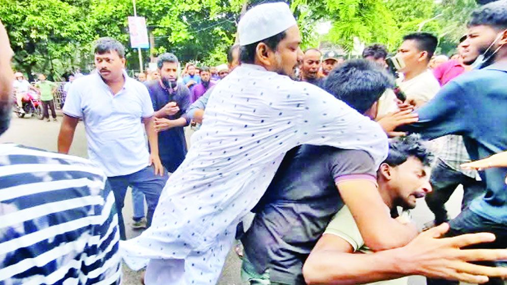 ধানমন্ডির ৩২ নম্বরে ‘দোসর’ আখ্যা দিয়ে সাংবাদিককে মারধর