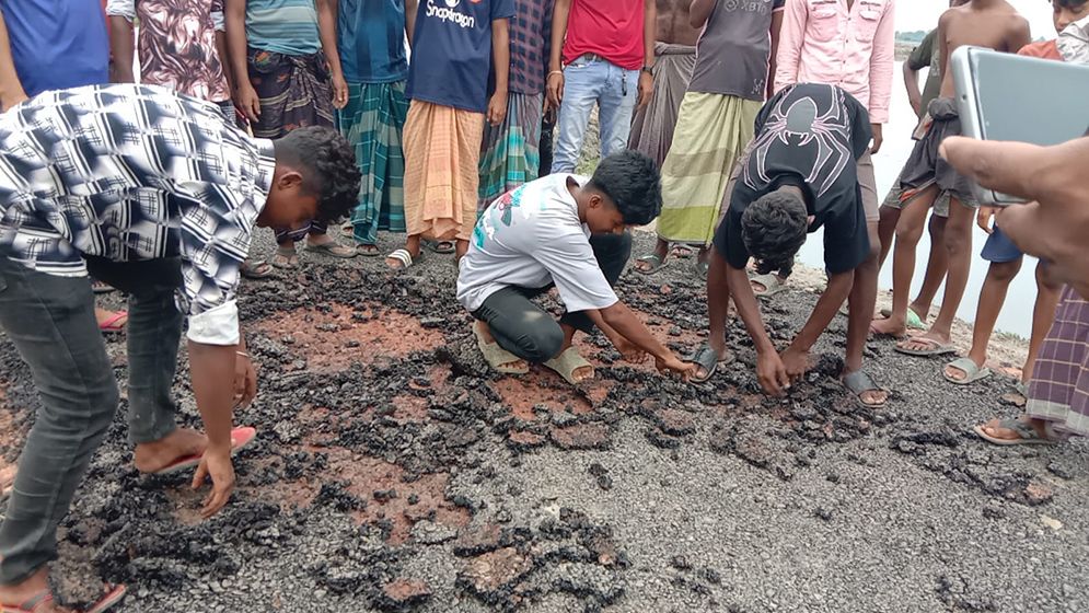 হাত দিয়ে টানলেই উঠে আসছে সড়কের পিচঢালাই!