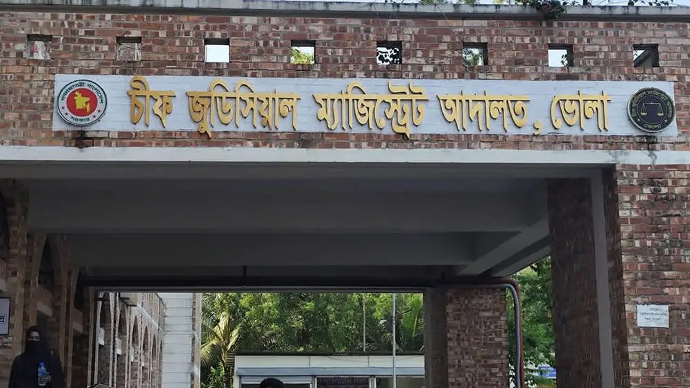 আদালতের রায় শুনেই এজলাসে বাদীর বিষপান
