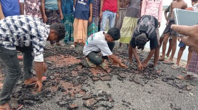 হাত দিয়ে টানলেই উঠে আসছে সড়কের পিচঢালাই!