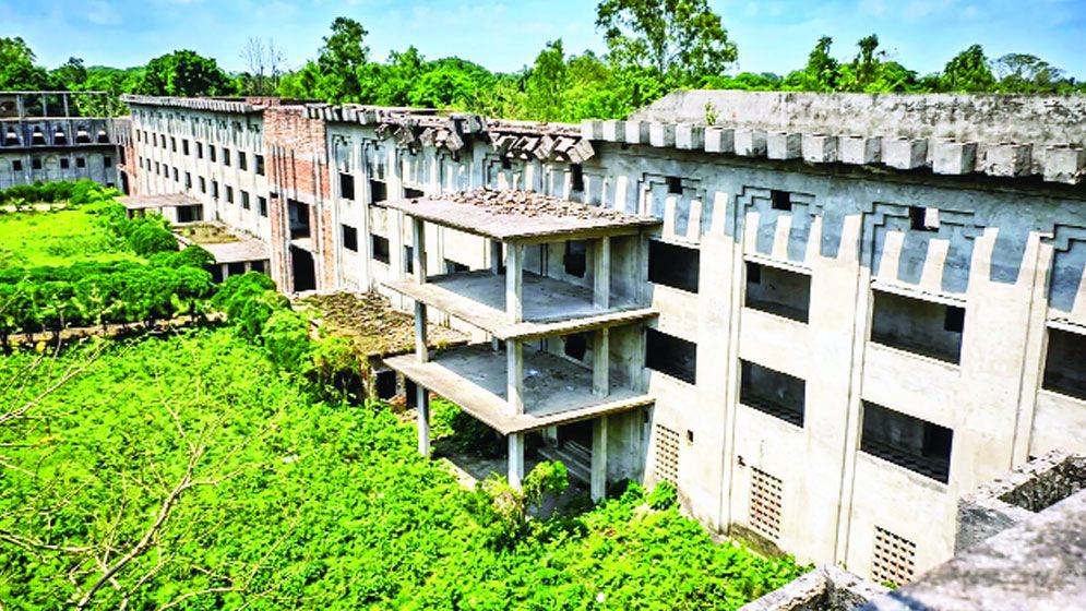 বিশাল হাসপাতাল ভবনে বাস সাপ-পোকামাকড়ের