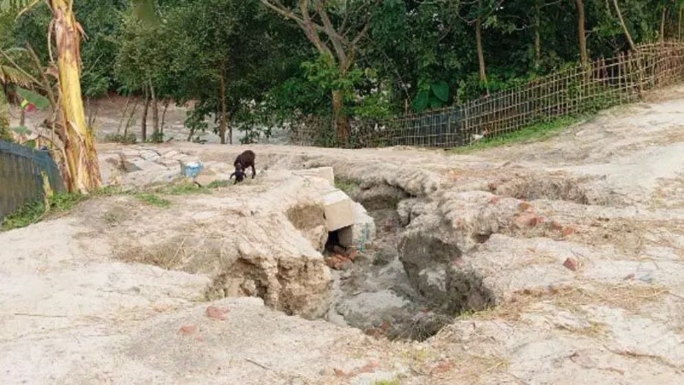 চিলমারীতে বাঁধ কেটে বালুর ব্যবসা