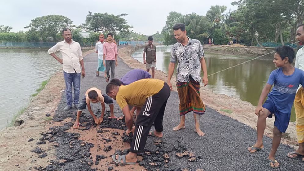 কয়রায় হাতের স্পর্শে উঠে যাচ্ছে সড়কের পিচ